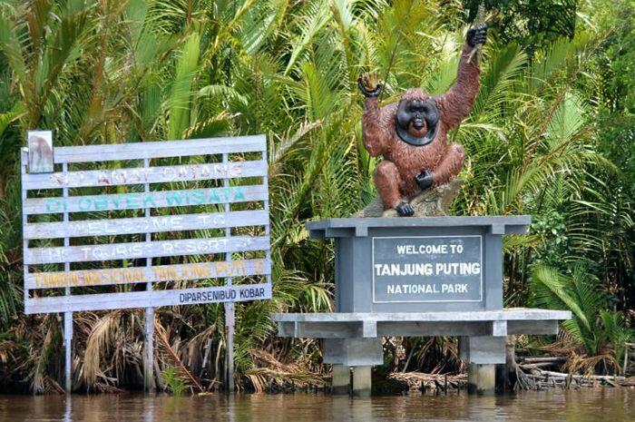 The iconic welcome arch featuring an orangutan statue at the national park.