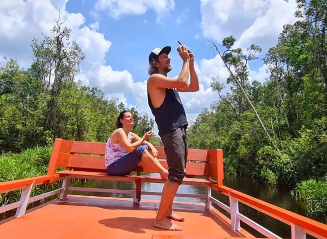 Mencari makhluk nokturnal dan kunang-kunang.