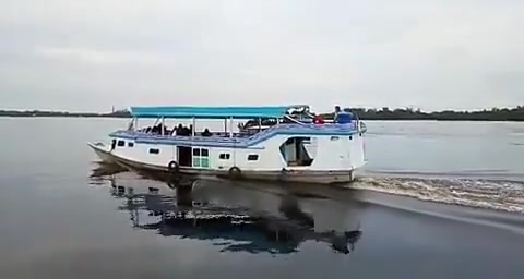 A cozy cruise onboard our traditional double-decker klotok houseboat.